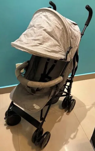 Carrinho de bebê super prático, pouco usado e bem conservado!