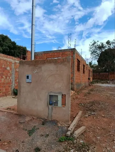 Venda de uma casa no ponto de Lage em meio lote de 150m2. Padrão de Agua e Luz instalado.