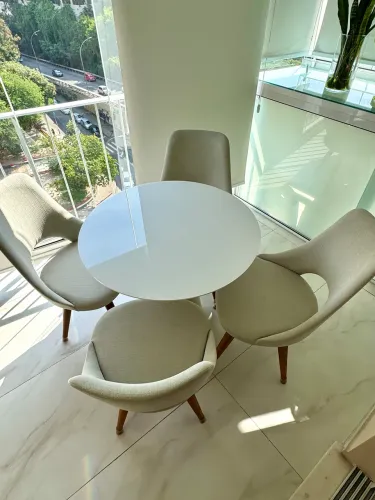 Mesa moderna com tampo branco e 4 cadeiras