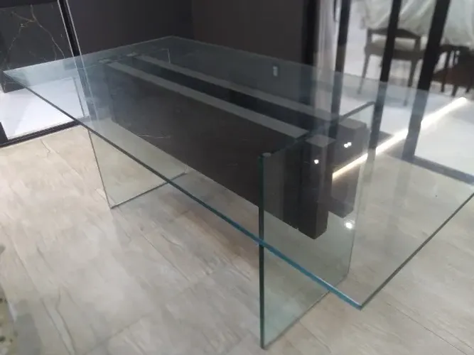 Linda mesa de jantar de vidro com base de madeira e 6 cadeiras