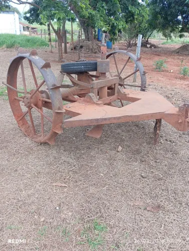 Roçadeira de arrasto antiga