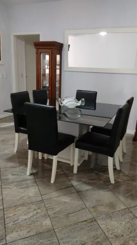Mesa de jantar com 6 cadeiras incluídas