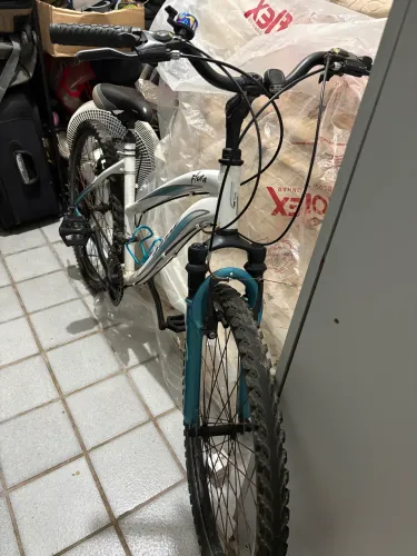 Bicicleta com 8 marchas e suporte para água azul