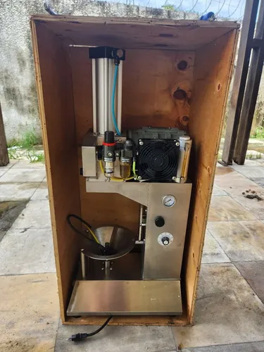 Maquina de descascar coco verde