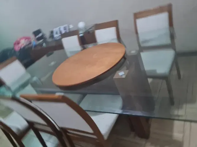 Mesa de Jantar de Vidro Esculpido para 8 Lugares com Base de Madeira Maciça
