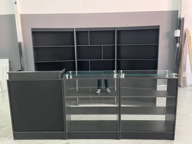 BALCÃO CAIXA + BALCÕES VITRINE C/ TAMPO DE VIDRO+ COLMEIA E PRATELEIRAS MDF 