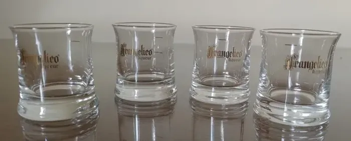 Copos de licor Frangélico