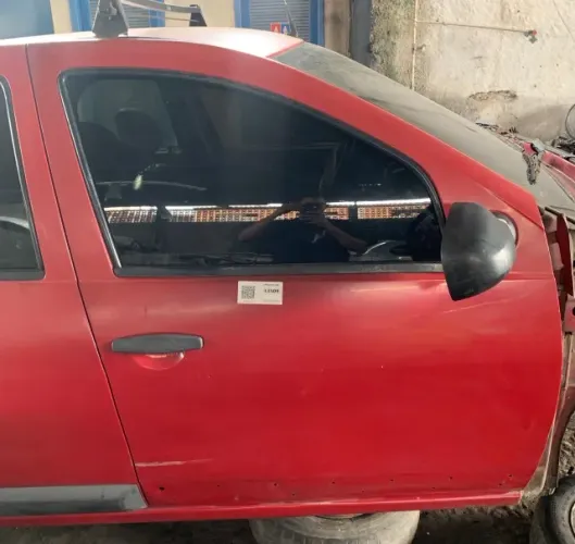 Porta dianteira direita Renault Sandero 2010 pelada  13509