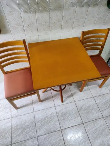 conjunto mesa madeira quadrada c/02 cadeias em estofado courino