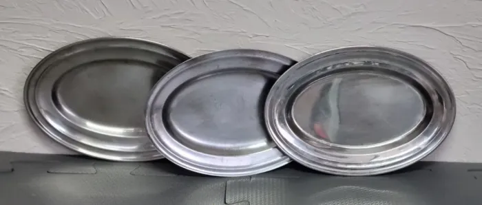Travessas ovais de inox. Três unidades