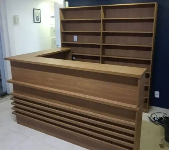 recepção em L amadeirada freijó 150/90 ripada