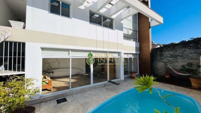 Casa com piscina e 3 quartos à venda em Coqueiros, Florianópolis/SC!