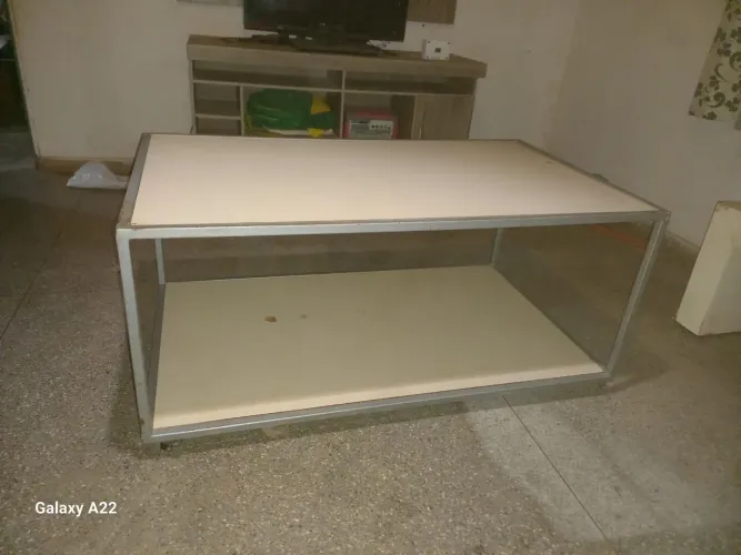 Mesa de centro em mdf laminado e metal - ótimo estado