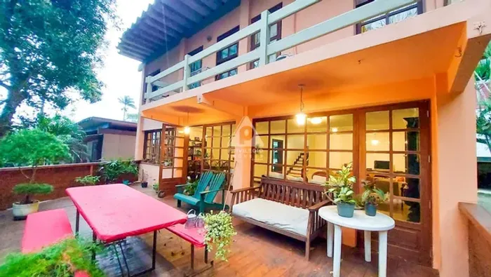 Conforto e Natureza Casa com 2 Suítes e 3 Vagas em Condomínio Fechado