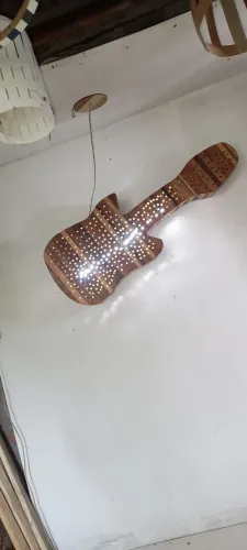 Luminária Guitarra em Madeira com marchataria