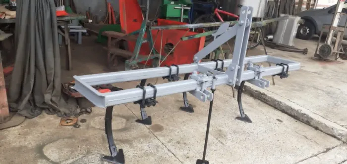 Cultivador adubador Baldan, com 4 molas, reformado