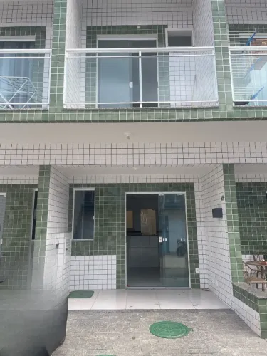 Aluga-se Casa Duplex - 2 Quartos - Garagem - Condomínio Fechado - Vargem Pequena