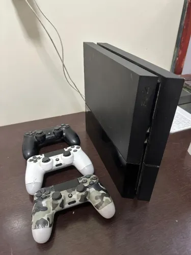 Playstation 4 com 3 Controles - 25 Jogos Digitais - Parcelo 12x - Aceito troca