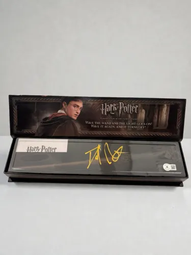 Varinha Harry Potter autografada por Daniel Radcliffe