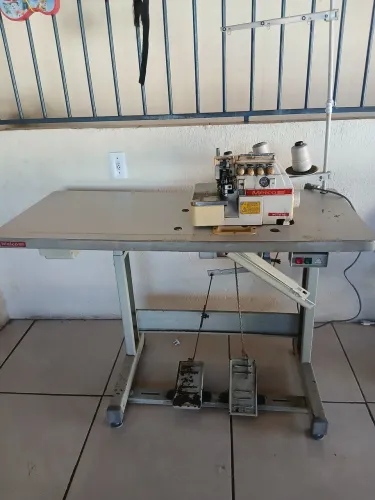 Máquina de costura ponto cadeia