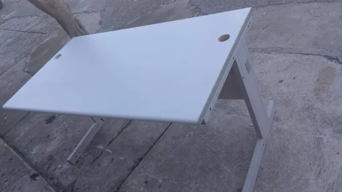 Mesa de Escritório de MDF com base em metal