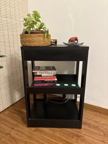Estante preta para organização tokstok