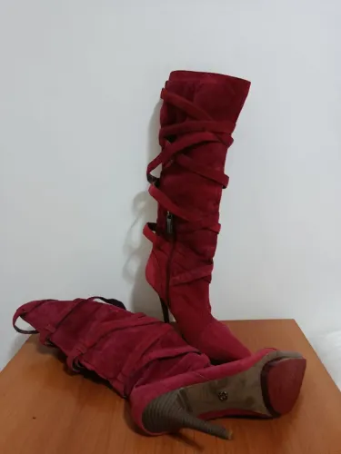 Botas longas vermelhas de camurça