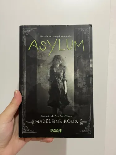 Livro Asylum - Madeleine Roux