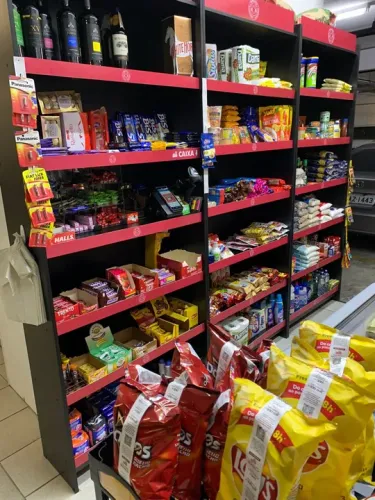 Gôndolas e prateleiras para comércio