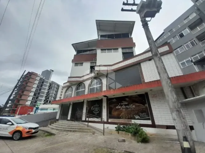 Loja comercial com 20m² e estacionamento na Carvoeira