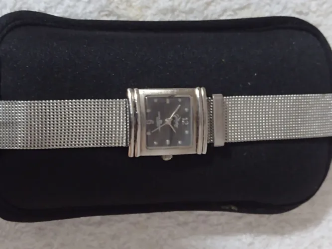 Relógio de pulso elegante com pulseira de metal.