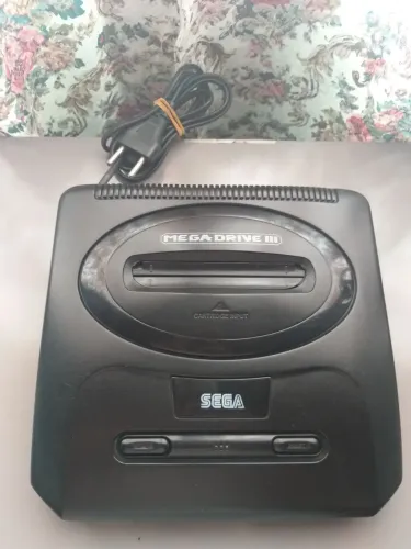 Mega drive 3 com caixa. Obs, não acompanha berço.