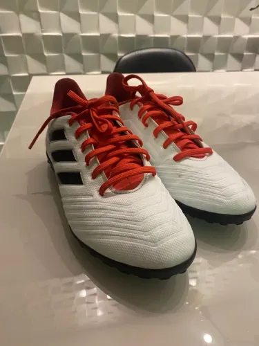 Chuteira Society Adidas Predator 37 - Branco com Vermelho