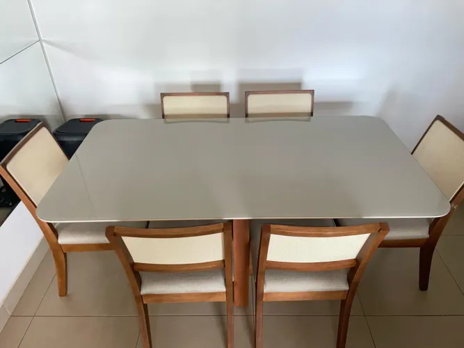 Mesa de Jantar com 6 Cadeiras de madeira