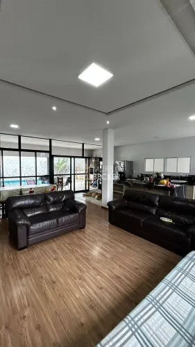 Casa á venda 3 quartos com piscina no Bairro Vila Branca em Jacareí