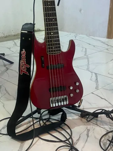 Baixo semi novo bem regulado