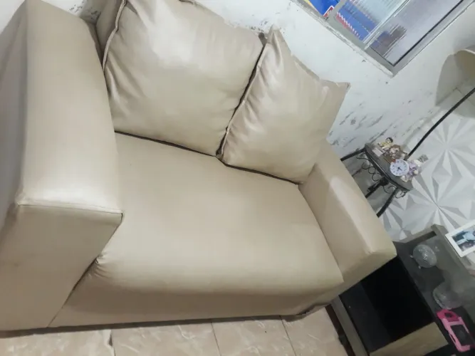 Sofá de 2 lugares courinho de fábrica