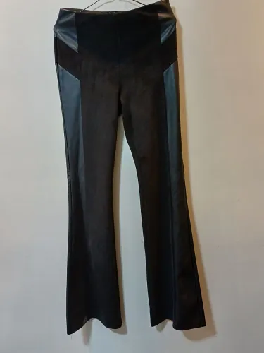 Calça Flare Cortelle Preta com Detalhes em Couro ecológico 