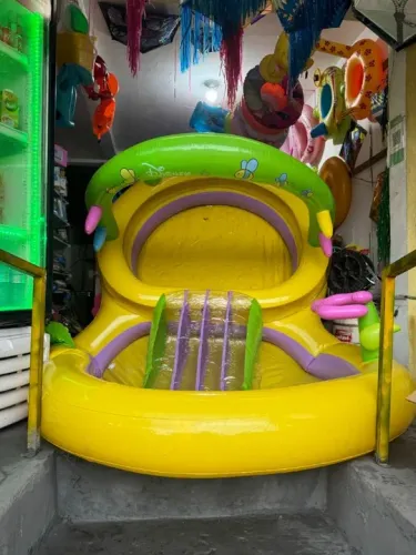 Piscina inflável gigante importada.