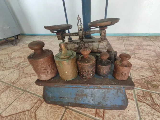 Balança Antiga com Pesos Separados