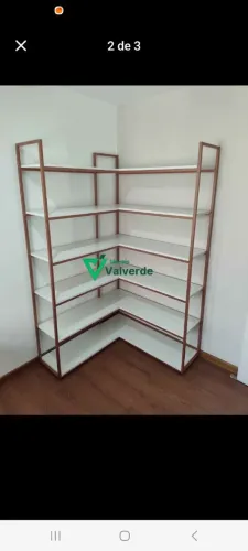 Estante de Canto com Design Moderno