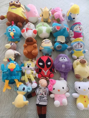Personagens variados de pelúcia 