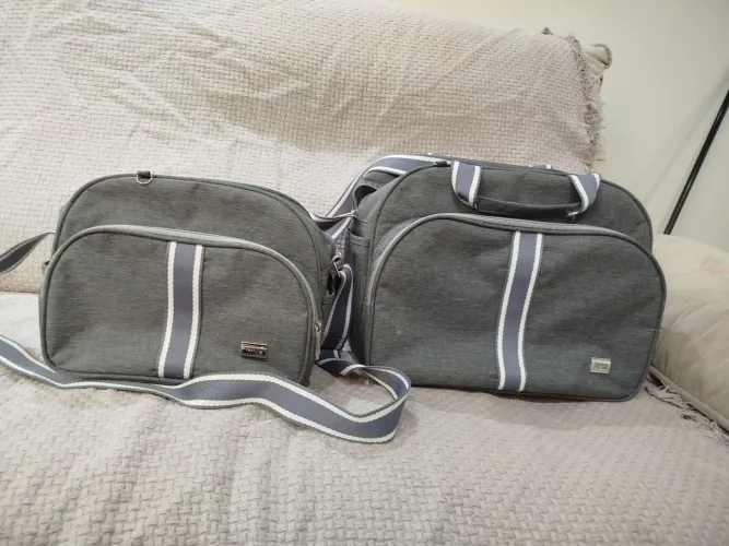 Bolsas de maternidade cinza com detalhes
