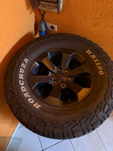 Pneus + Rodas RAM Rebel Aro 18 Originais  