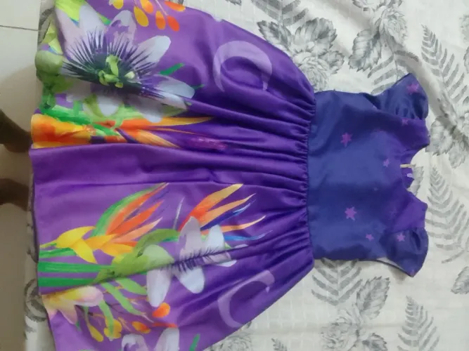 Vestido Infantil Floral Lilás com Detalhes Estrelados