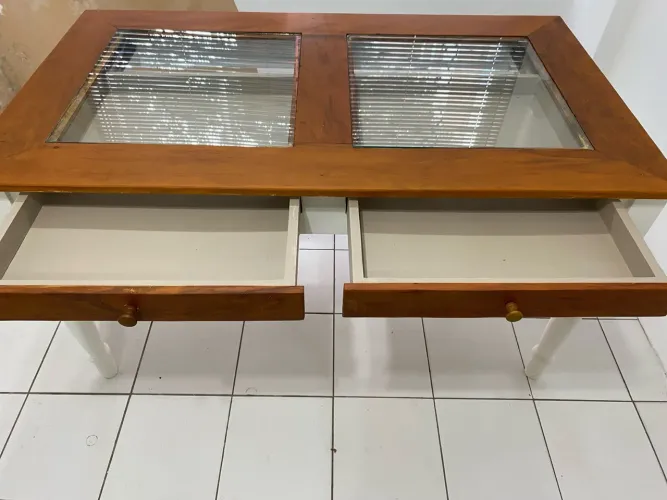 Mesa de madeira maciça com gavetas