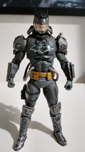 Dc Multiverse Batman Hazmat Suit Mcfarlane Toys Versao Gold (com luzes) 