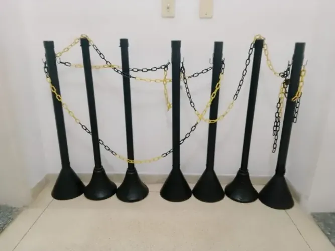 Conjunto de 7 Pedestias de divisão e separação de filas (7 colunas com Corrente plástica)