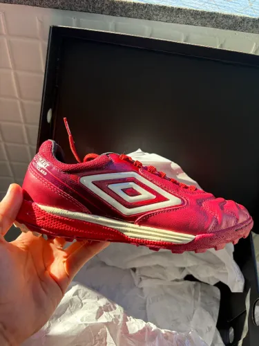 Chuteira society profissional umbro (nova)