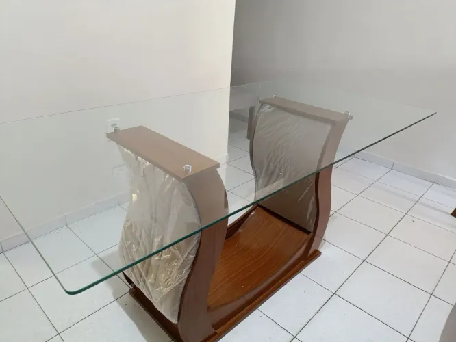 Mesa de vidro com 6 cadeiras